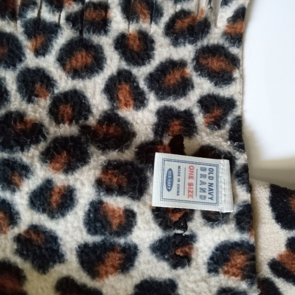 Old Navy Leopard Print Fleece Scarf - Picture 4 of 4
